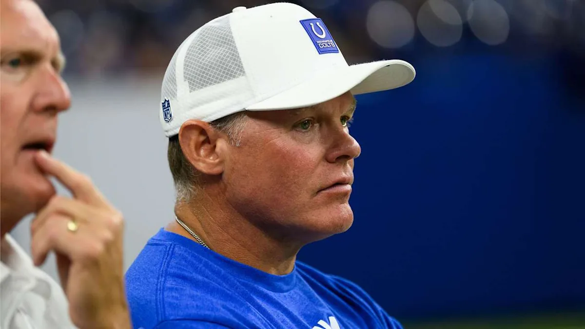 Chris Ballard, general manager des Colts, au bord du terrain lors d'un match des Colts