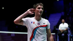 Christo Popov, la main à l'oreille, sous le maillot de l'équipe de France, sur un court de badminton