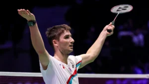 Christo Popov lève les bras après sa victoire en demi-finale des Internationaux de France, octobre 2026
