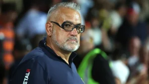Christophe Urios, manager de l'ASM Clermont, au bord du terrain lors de Lyon-Clermont en Top 14, septembre 2026