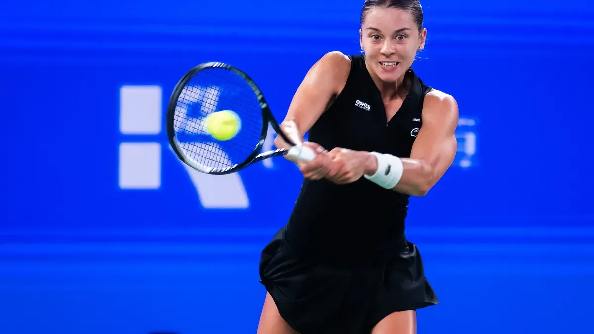 Maja Chwalinska frappe un revers lors du WTA 1000 de Wuhan, octobre 2026