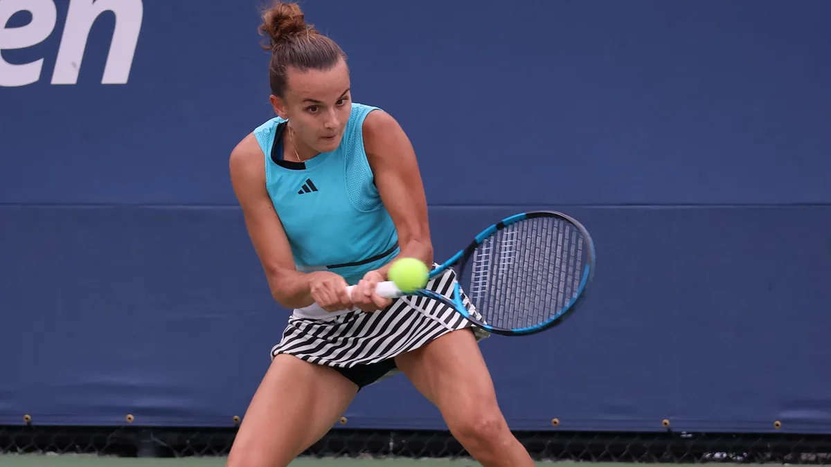 Clara Burel frappe un revers à deux mains lors d'un match sur le circuit WTA