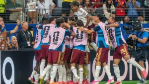 Les joueurs de l'Espagne célèbrent un but face à la France à la Coupe du monde, le 14 juillet 2026