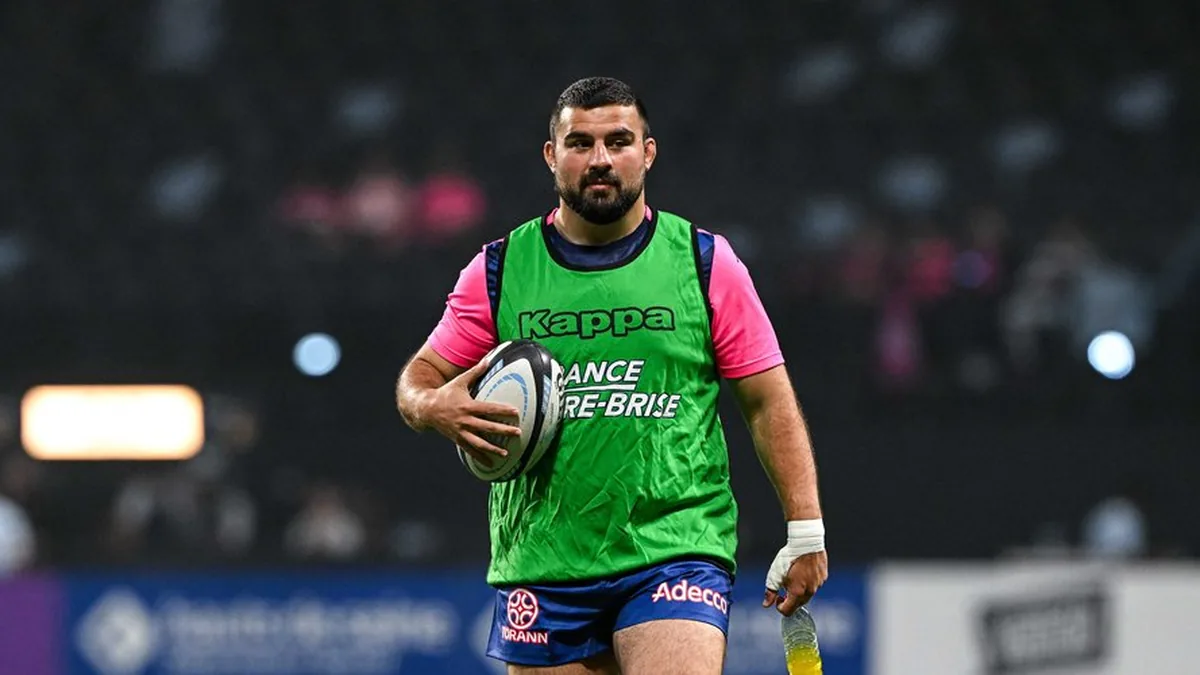 Clément Castets, ballon en main, à l'échauffement sous les couleurs du Stade français