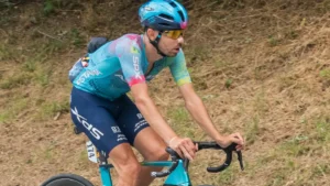 Clément Champoussin sous le maillot de XDS Astana lors de la 18e étape du Tour de France, juillet 2025