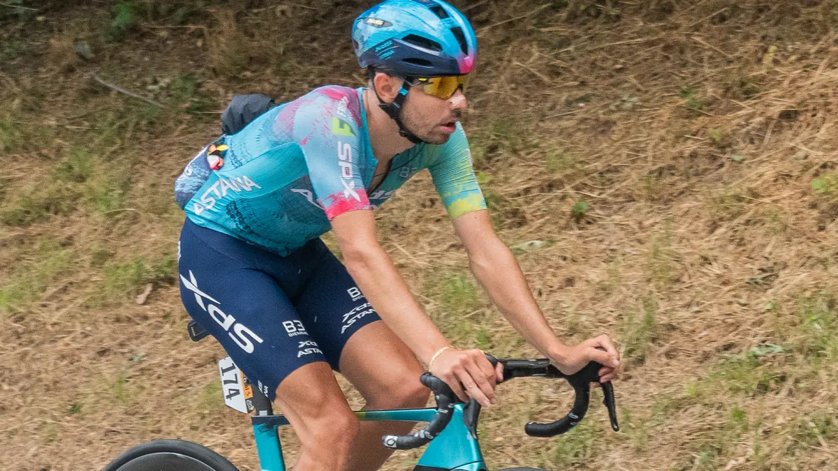 Clément Champoussin sous le maillot de XDS Astana lors de la 18e étape du Tour de France, juillet 2025