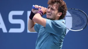 Clément Chidekh frappe un revers à deux mains lors des qualifications de l'US Open, août 2026
