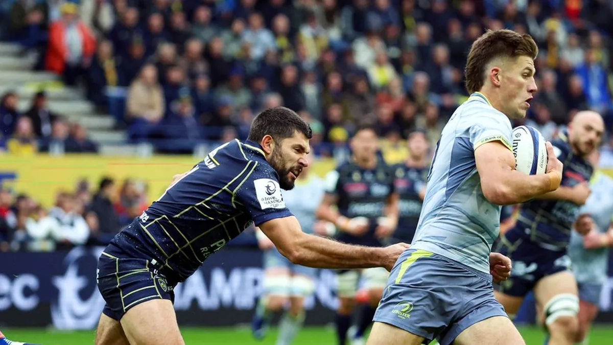 Un joueur du Leinster ballon en main face à un défenseur de Clermont au stade Marcel-Michelin, octobre 2026
