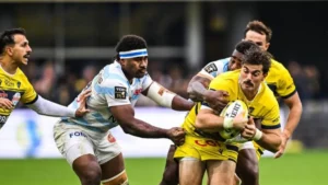 Un joueur de Clermont plaqué par deux joueurs du Racing 92 au stade Marcel-Michelin, octobre 2026