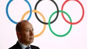 Vincent Roberti, président par intérim du comité d'organisation des Jeux d'hiver Alpes 2030, devant les anneaux olympiques