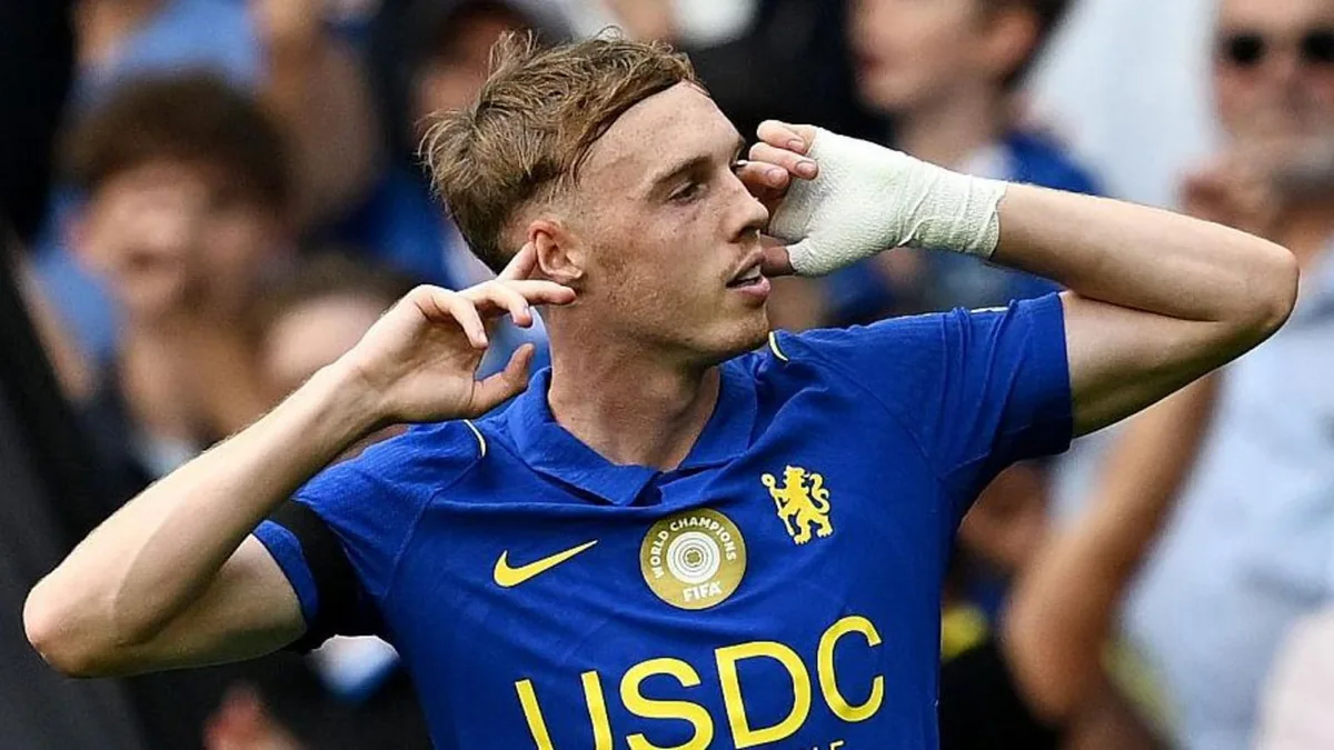 Cole Palmer célèbre un but sous le maillot de Chelsea, les doigts sur les oreilles