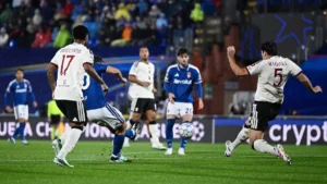 Nico Paz frappe du gauche face à Harry Maguire pour l'ouverture du score de Côme contre Manchester United, octobre 2026