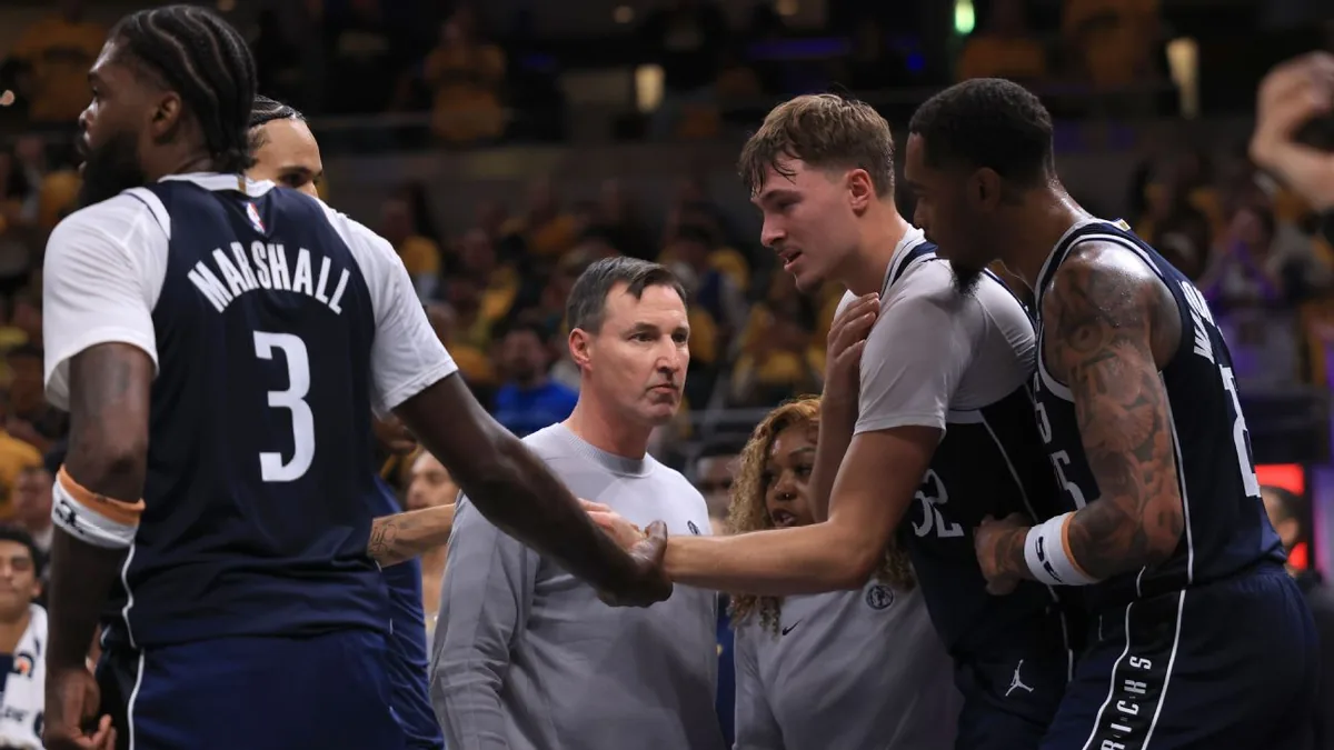 Cooper Flagg se tient l'épaule gauche, entouré de ses coéquipiers des Mavericks à Indiana, octobre 2026