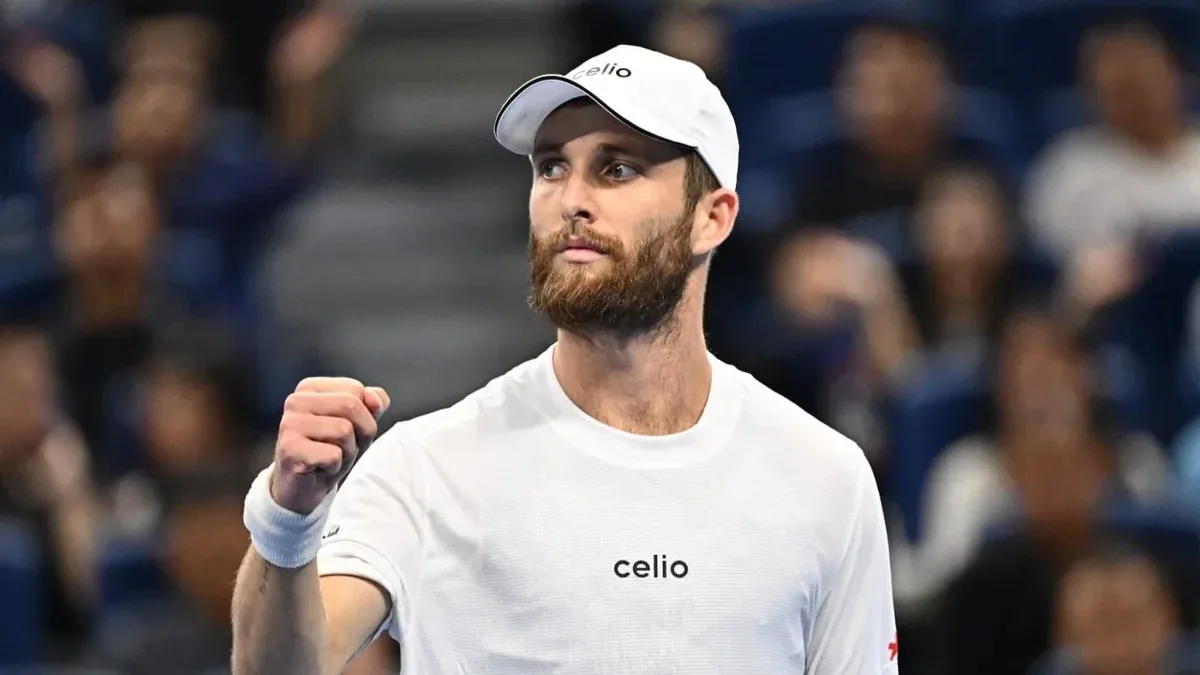 Corentin Moutet serre le poing après un point gagné en match sur le circuit ATP