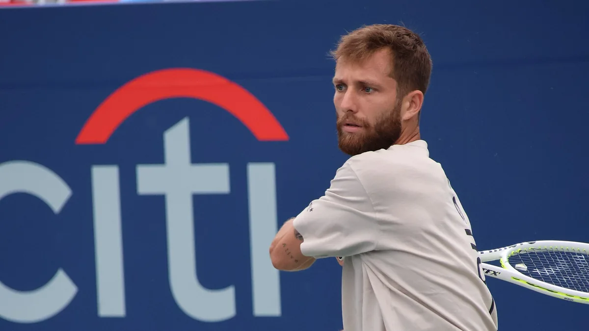 Corentin Moutet frappe un revers à l'entraînement du tournoi de Washington, juillet 2025