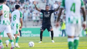 Corentin Tolisso, capitaine de l'OL, en match amical face au Betis, juillet 2026