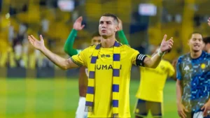 Cristiano Ronaldo, écharpe d'Al-Nassr autour du cou, salue le public de Riyad sous le maillot jaune du club saoudien