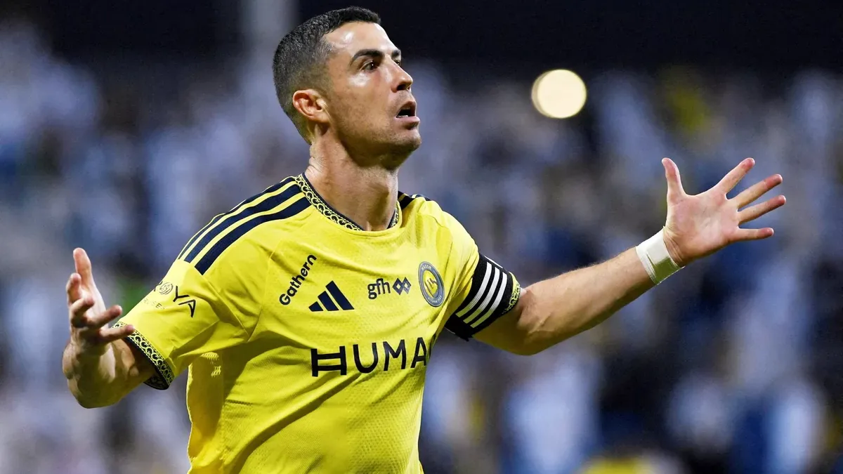 Cristiano Ronaldo, brassard de capitaine, bras écartés sous le maillot jaune d'Al-Nassr