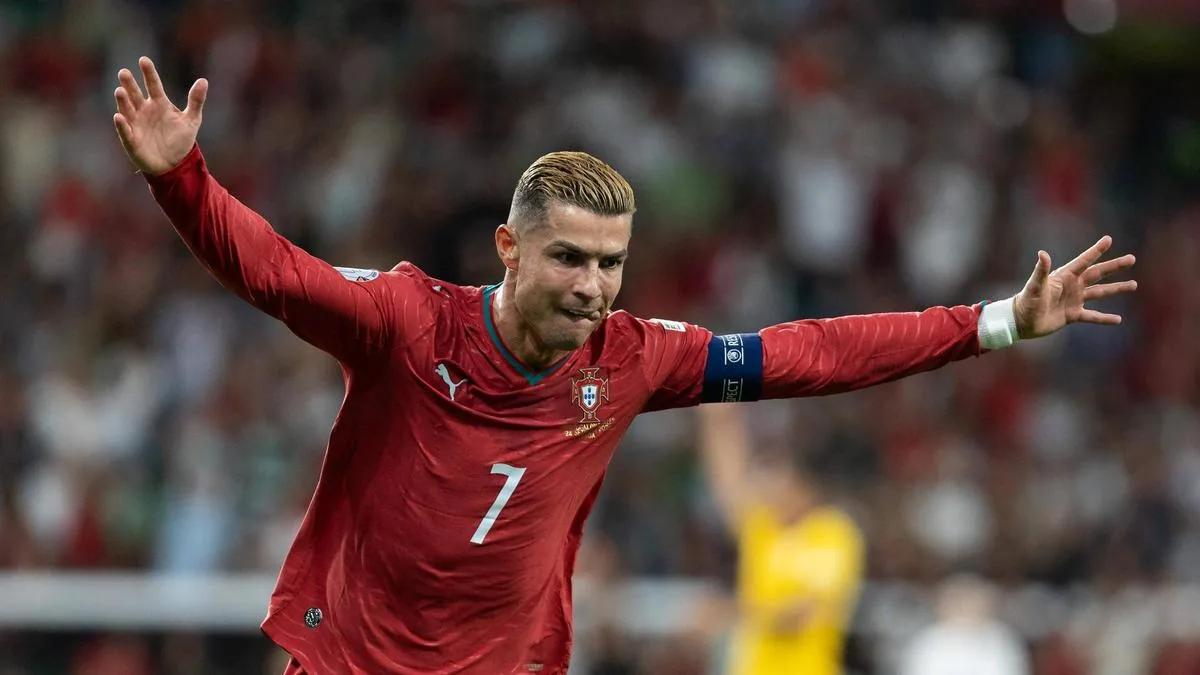Cristiano Ronaldo, brassard de capitaine, sous le maillot du Portugal lors d'un match de la sélection