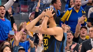 Stephen Curry, les mains sur la tête, sous le maillot des Warriors face aux Lakers à San Francisco, octobre 2026