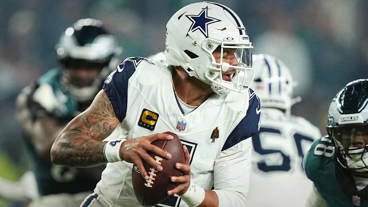 Dak Prescott, quarterback des Cowboys, ballon en main face aux Eagles à Philadelphie, octobre 2026