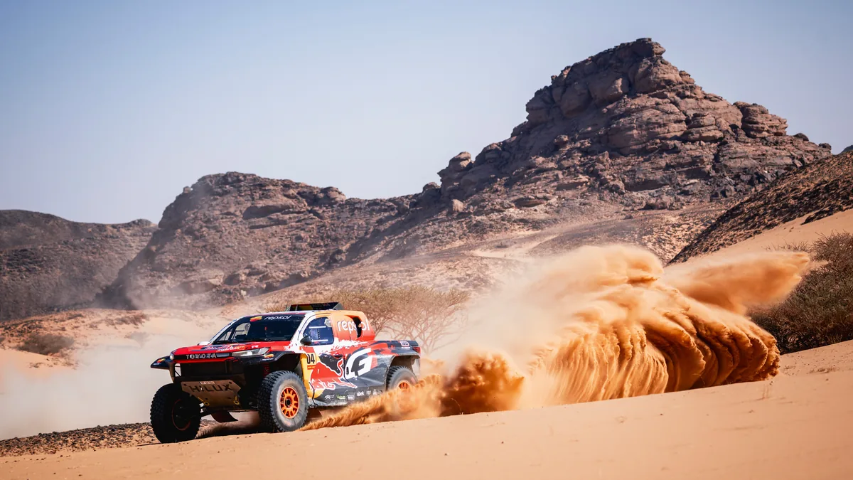 Un Toyota Hilux soulève le sable dans le désert saoudien lors du Dakar, janvier 2026