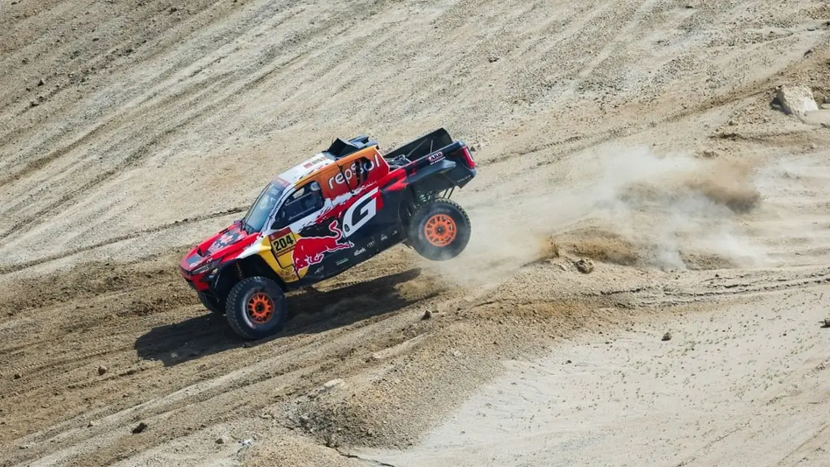 La Toyota de Toby Price et Armand Monleon dans une pente de sable lors de la 13e étape du Dakar 2026