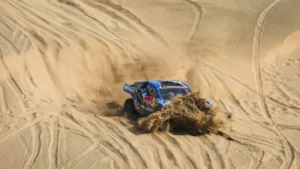 Une Ford Raptor soulève le sable dans les dunes du Dakar