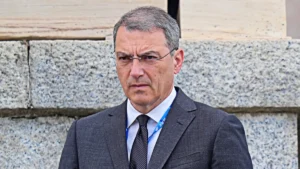 Damien Comolli, nouveau président et administrateur délégué de Pise, en costume sombre