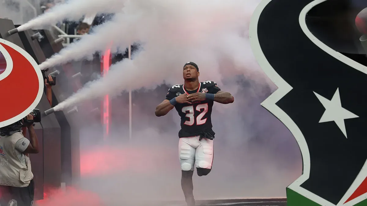 David Montgomery entre sur le terrain sous le maillot des Houston Texans, saison 2026 de NFL