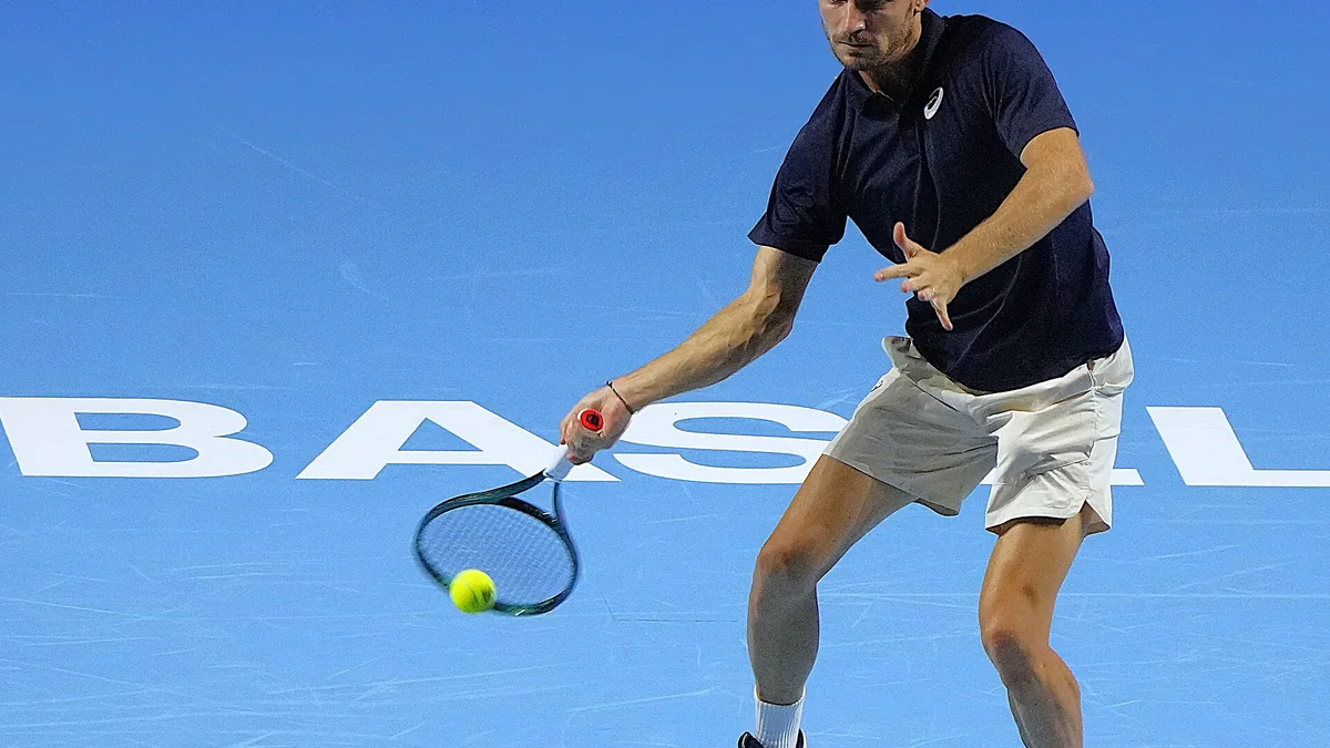 Alejandro Davidovich Fokina frappe un coup droit au tournoi de Bâle, octobre 2025
