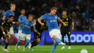 Kevin De Bruyne tire le penalty de l'ouverture du score lors de Naples-Frosinone au Maradona, octobre 2026