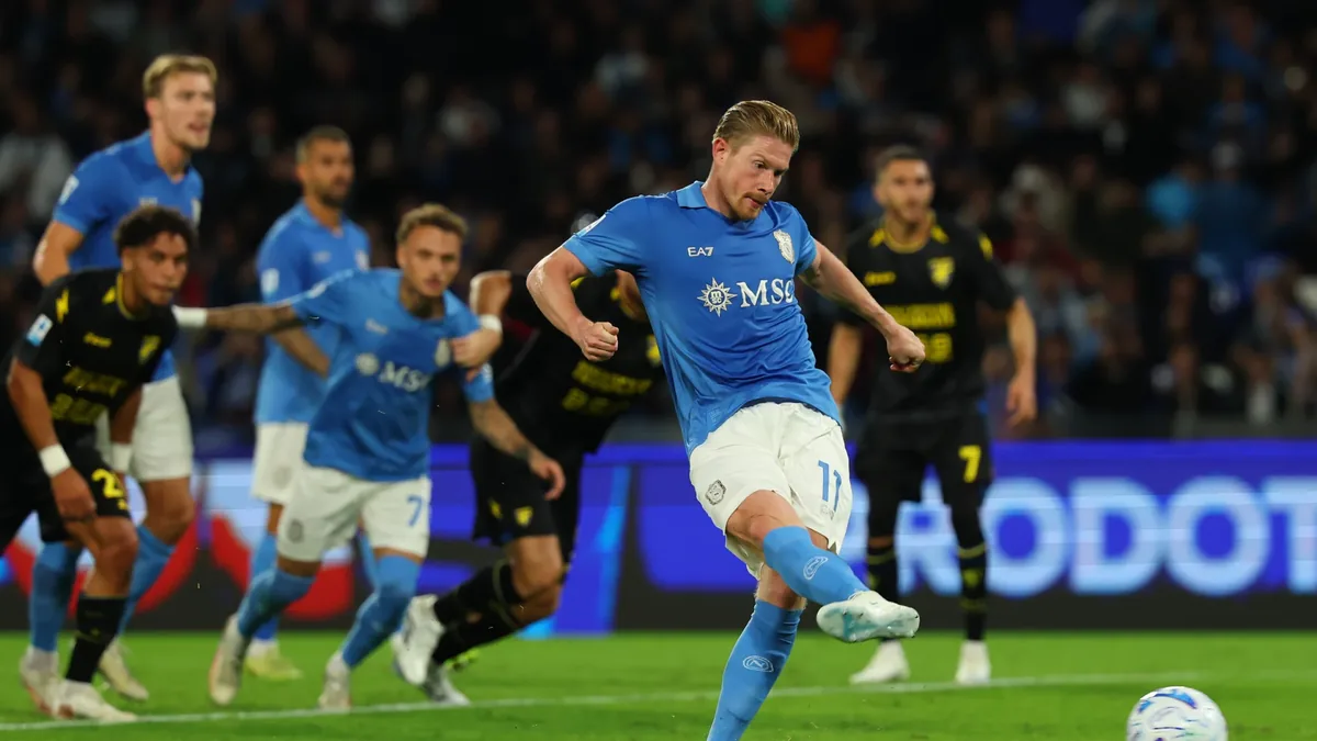 Kevin De Bruyne tire le penalty de l'ouverture du score lors de Naples-Frosinone au Maradona, octobre 2026