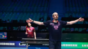 Léo De Nodrest bras écartés après sa victoire sur Benedikt Duda en quart de finale de l'Euro à Ljubljana