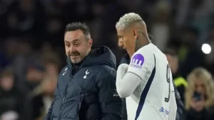 Roberto De Zerbi et Richarlison au bord du terrain avec Tottenham, août 2026
