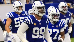 DeForest Buckner, numéro 99 et capitaine des Indianapolis Colts, avec ses coéquipiers pendant un match de NFL