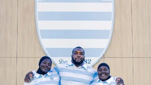 Demba Bamba entouré de ses sœurs Igoudou et Tiguidé devant le blason du Racing 92, octobre 2026
