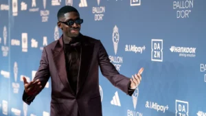 Ousmane Dembélé sur le tapis rouge de la cérémonie du Ballon d'Or 2026 à Londres