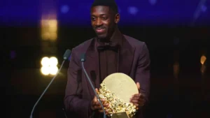 Ousmane Dembélé reçoit le trophée du club de l'année au nom du PSG lors du Ballon d'Or 2026 à Londres