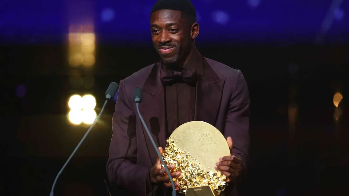 Ousmane Dembélé reçoit le trophée du club de l'année au nom du PSG lors du Ballon d'Or 2026 à Londres