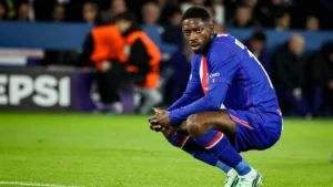 Ousmane Dembélé accroupi sous le maillot du PSG au Parc des Princes, octobre 2026