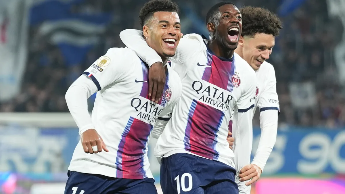 Ousmane Dembélé et Désiré Doué célèbrent un but du PSG à Strasbourg, le 17 octobre 2026