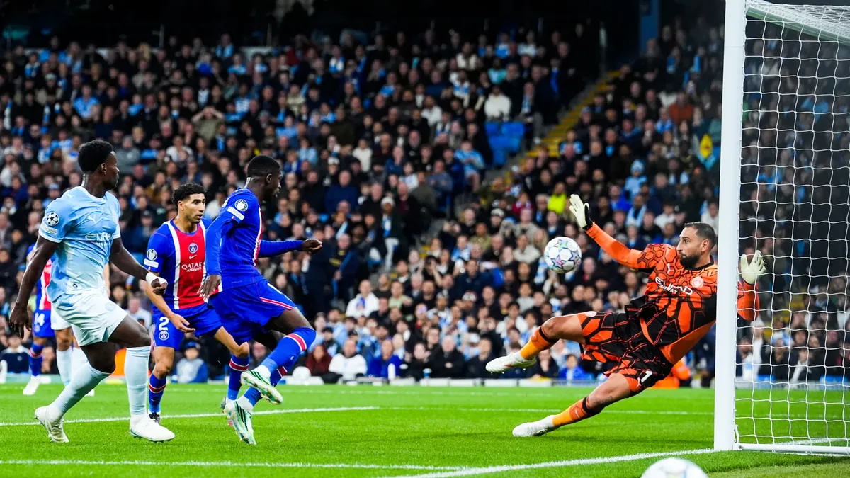 Ousmane Dembélé marque de la tête face à Gianluigi Donnarumma lors de Manchester City-PSG, octobre 2026