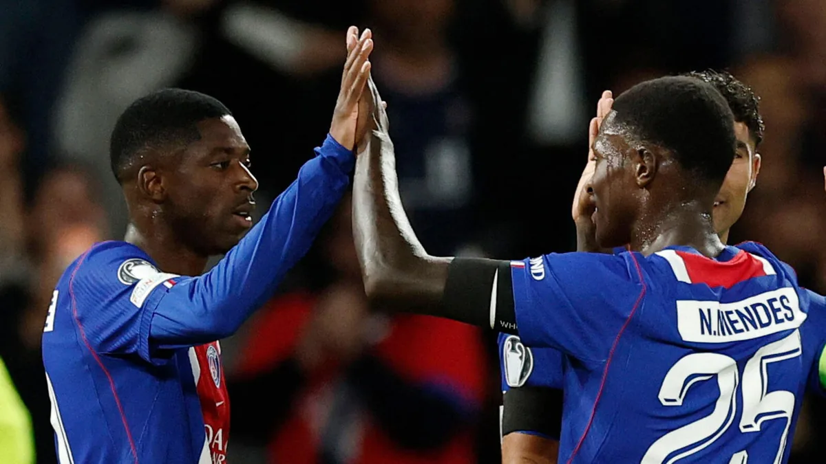 Ousmane Dembélé et Nuno Mendes se tapent dans la main sous le maillot du PSG lors d'un match de Ligue des champions