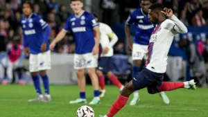 Ousmane Dembélé frappe son penalty face à Strasbourg à la Meinau, 17 octobre 2026