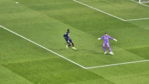 Ousmane Dembélé sous le maillot du PSG face au gardien marseillais au Parc des Princes, février 2026