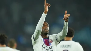 Ousmane Dembélé célèbre son but avec le PSG sur la pelouse de Strasbourg, le 17 octobre 2026