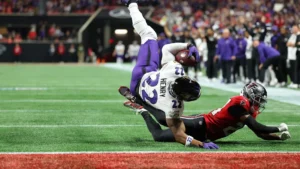 Derrick Henry plonge vers l'en-but sous le maillot des Ravens face aux Falcons à Atlanta, octobre 2026