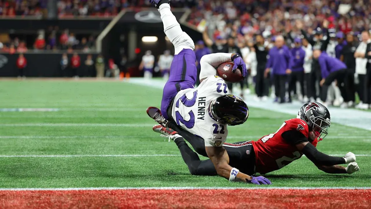 Derrick Henry plonge vers l'en-but sous le maillot des Ravens face aux Falcons à Atlanta, octobre 2026