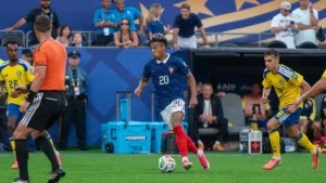 Désiré Doué balle au pied sous le maillot de l'équipe de France face à la Suède à la Coupe du monde, juin 2026